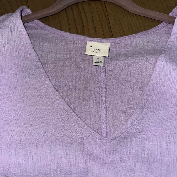 Lavender blouse with puffy sleeves - Picture 2 of 3